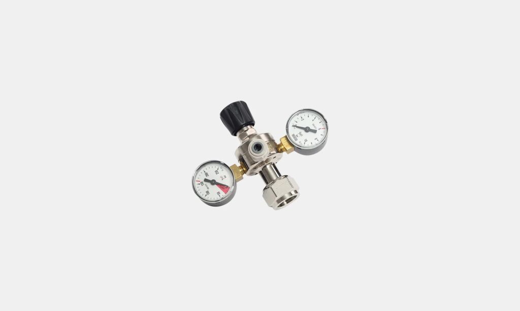 CO₂-regulator med to manometre og en sort justeringsknap.