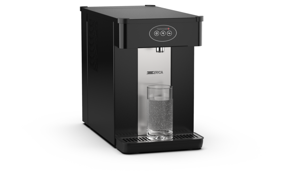 Sort Zerica Supra 150 bordmodel med et glas på drypbakken.